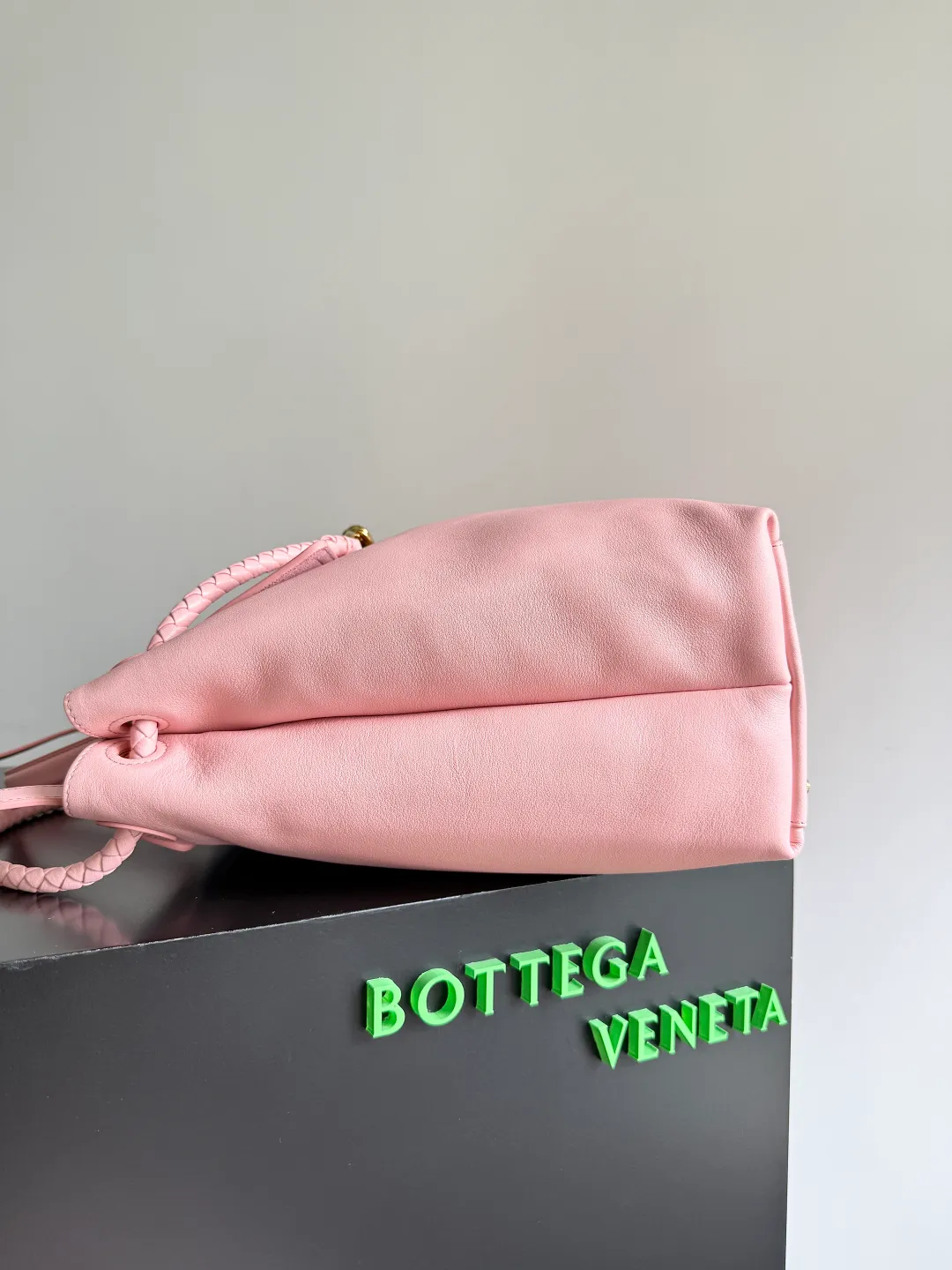 Batch 3160 BottegaVeneta Latest Ciao Ciao Bag Silky cowhide two-way flap handbag with signature twist detail, hidden hook closure, flap can be fastened to the front or attached to the INTRECCIATO woven internal pocket, comes with an adjustable and removable crossbody strap, internal compartment, and also features a zippered pocket. The surprise flap has various shapes. Style 1 - Cover the bag surface, exposing the knot and knot decoration. Style 2 - Place the flap inside the bag. A buckle is also designed. Style 3 - The U-shaped position of the top handle in the hand bag. Style No.: 826195 Size: 42*32*15cm